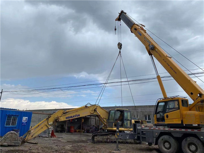 阿拉山口市25吨吊车的工作半径是多少？