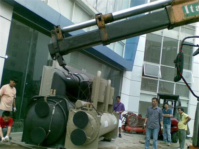 阿拉山口市随车吊和汽车吊的核心区别是什么？哪种更省钱？