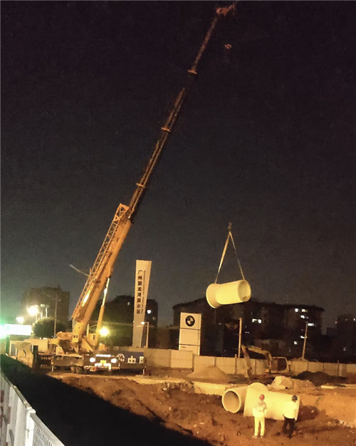 阿拉山口市“弯臂矫正”—— 吊车的 “形变补偿” 技术