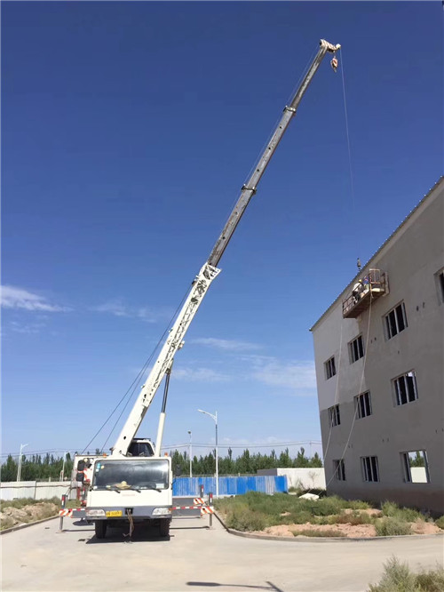 阿拉山口市“轻装强干”—— 吊车的 “轻量化臂架” 技术